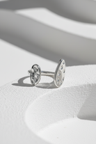 Ασημί δαχτυλίδι Arven Dual Ring σε κυκλαδιτικο minimal σκηνικό So Cute by Dimi