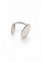 Ατσάλινο δαχτυλίδι Arven Dual Ring σε ασημί με σφυρήλατη υφή σε λευκό φόντο So Cute by Dimi