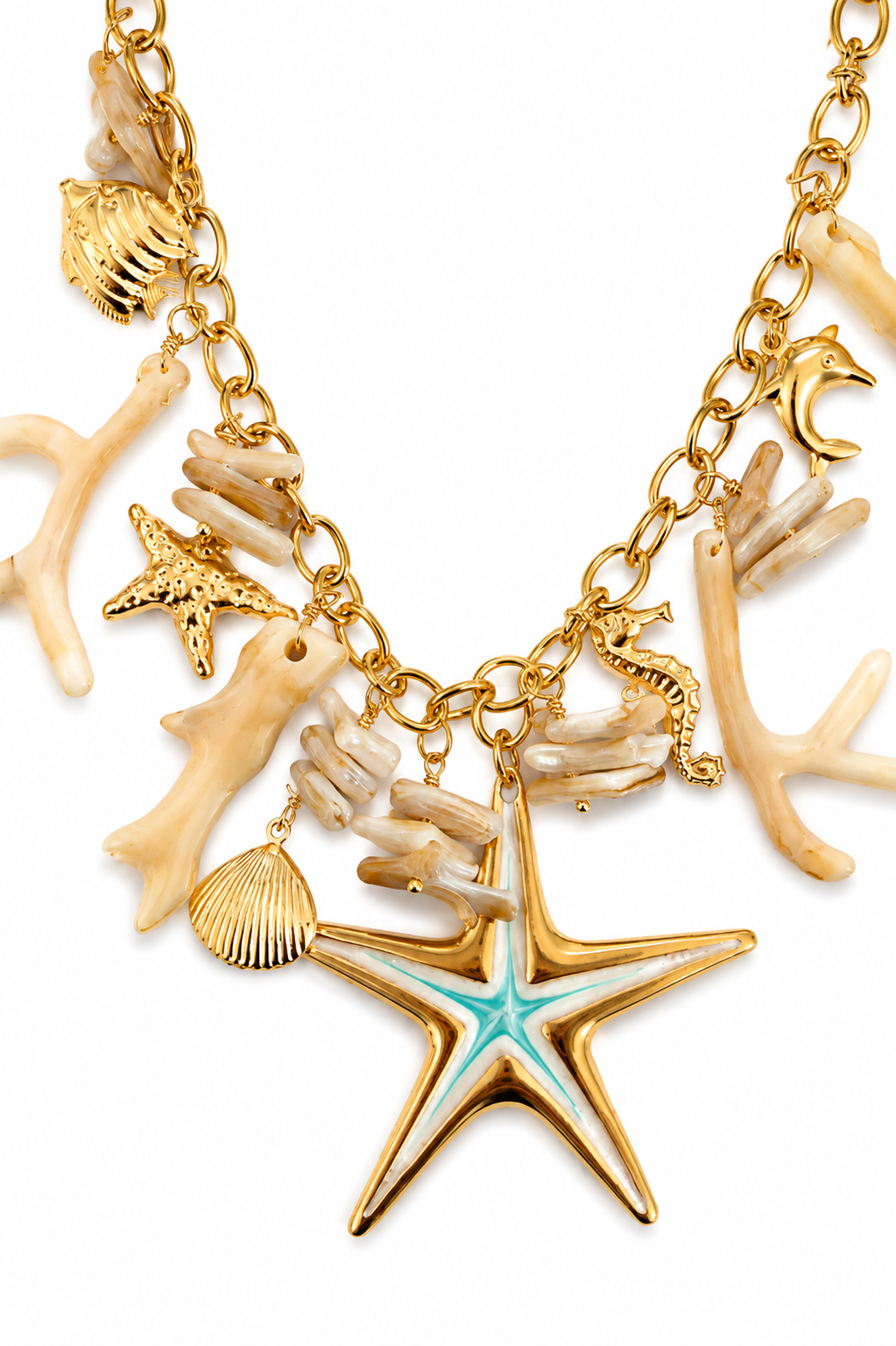 Asteria Statement Necklace χρυσό ατσάλινο κολιέ με μεγάλο αστερία, θαλασσινά charms και φυσικά κοραλλένια στοιχεία σε λευκό φόντο | So Cute by Dimi
