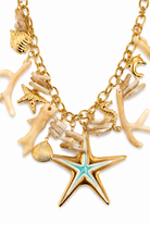 Asteria Statement Necklace χρυσό ατσάλινο κολιέ με μεγάλο αστερία, θαλασσινά charms και φυσικά κοραλλένια στοιχεία σε λευκό φόντο | So Cute by Dimi