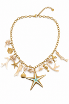 Asteria Statement Necklace χρυσό ατσάλινο κολιέ με μεγάλο αστερία, θαλασσινά charms και φυσικά κοραλλένια στοιχεία σε λευκό φόντο | So Cute by Dimi