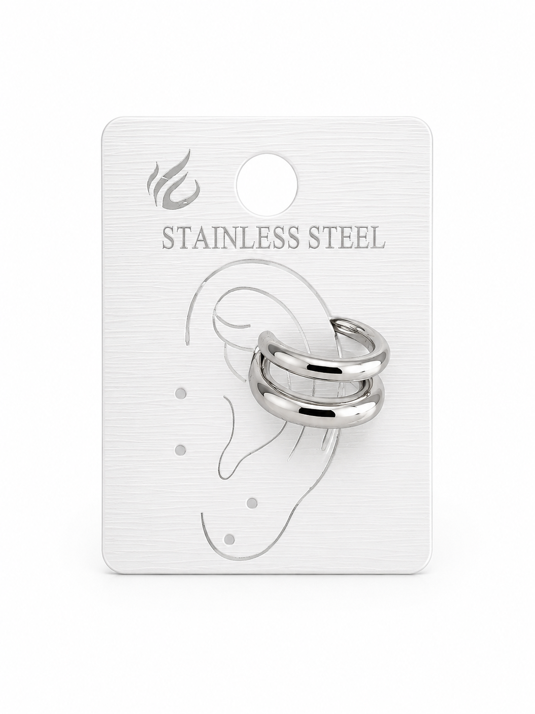 Ατσάλινο ear cuff διπλής γραμμής σε ασημί φινίρισμα σε καρτελάκι ιδέας χρήσης.