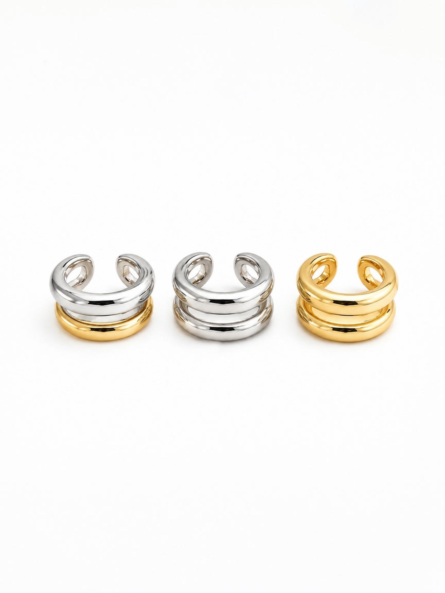 Ατσάλινο ear cuff διπλής γραμμής σε χρυσό, ασημί και δίχρωμο φινίρισμα σε λευκό φόντο.