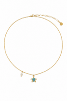 Azure Turtle Necklace της So Cute by Dimi, ατσάλινο χρυσό κολιέ με χελωνάκι, γαλάζια ζιργκόν και λευκή πέρλα.
