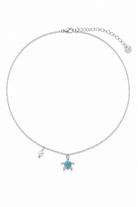 Azure Turtle Necklace της So Cute by Dimi, ατσάλινο χρυσό κολιέ με χελωνάκι, γαλάζια ζιργκόν και λευκή πέρλα.