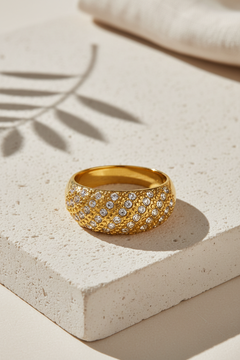 Brillé Dome Ring σε χρυσό χρώμα με ζιργκόν σε minimal stone flatlay