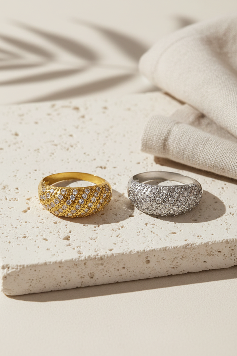 Brillé Dome Ring σε χρυσό και ασημί χρώμα, ατσάλινο φαρδύ δαχτυλίδι με ζιργκόν σε minimal flatlay