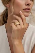 Φορεμένο Brillé Dome Ring σε χρυσό χρώμα, ατσάλινο dome δαχτυλίδι με ζιργκόν