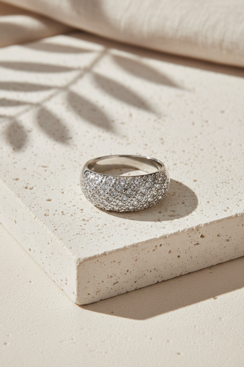 Brillé Dome Ring σε ασημί χρώμα με ζιργκόν σε minimal stone flatlay