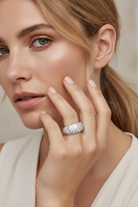 Φορεμένο Brillé Dome Ring σε ασημί χρώμα, ατσάλινο dome δαχτυλίδι με ζιργκόν