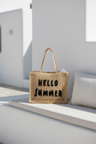 Hello Summer crochet ψάθινη tote bag σε camel  χρώμα σε νησιώτικο σκηνικό – So Cute by Dimi