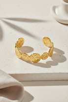 Coin Muse Bracelet σε χρυσό χρώμα, ατσάλινο βραχιόλι με νομίσματα σε minimal flatlay