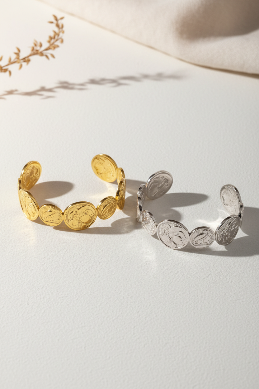 Coin Muse Bracelet σε χρυσό και ασημί χρώμα, ατσάλινο βραχιόλι με νομίσματα σε minimal κυκλαδίτικο flatlay