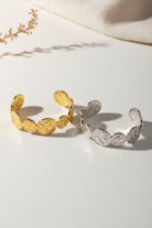 Coin Muse Bracelet σε χρυσό και ασημί χρώμα, ατσάλινο βραχιόλι με νομίσματα σε minimal κυκλαδίτικο flatlay