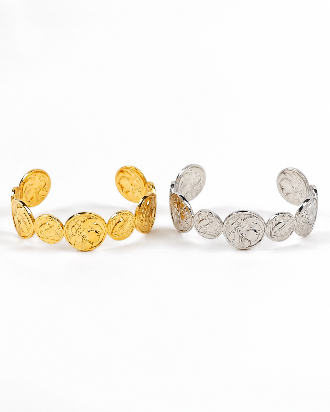 Coin Muse Bracelet σε χρυσό και ασημί χρώμα, ατσάλινο βραχιόλι με νομίσματα σε λευκό φόντο