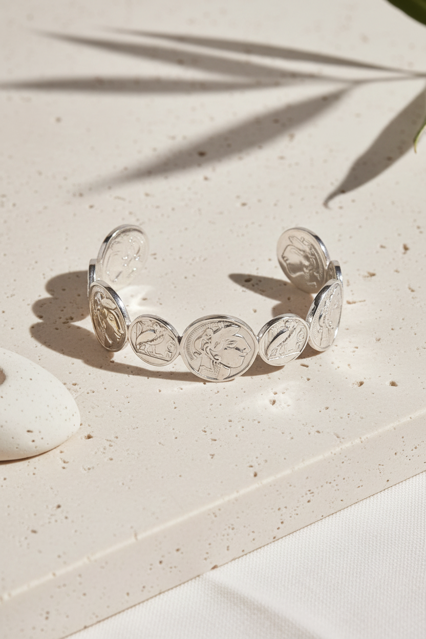 Coin Muse Bracelet σε ασημί χρώμα, ατσάλινο βραχιόλι με νομίσματα σε minimal flatlay