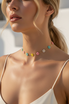 Καλοκαιρινό ατσάλινο choker με πολύχρωμα λουλουδάκια από χάντρες, φορεμένο σε μοντέλο, so cute by dimi
