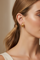 Φορεμένα Contour Sculptural Earrings σε χρυσό χρώμα με γλυπτικό μεταλλικό σχέδιο