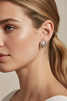 Φορεμένα Contour Sculptural Earrings σε ασημί χρώμα με γλυπτικό μεταλλικό σχέδιο