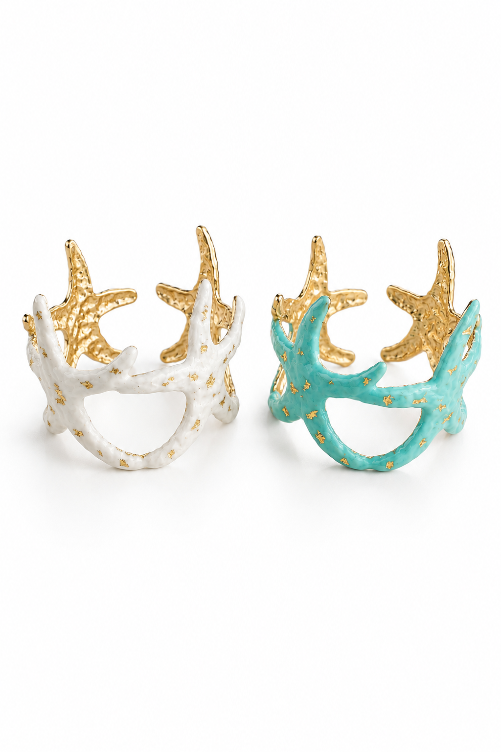 Coral Reef Cuff ατσάλινο statement βραχιόλι με χρυσούς αστερίες και glossy enamel λεπτομέρειες σε τυρκουάζ και ivory χρώματα, σε λευκό φόντο