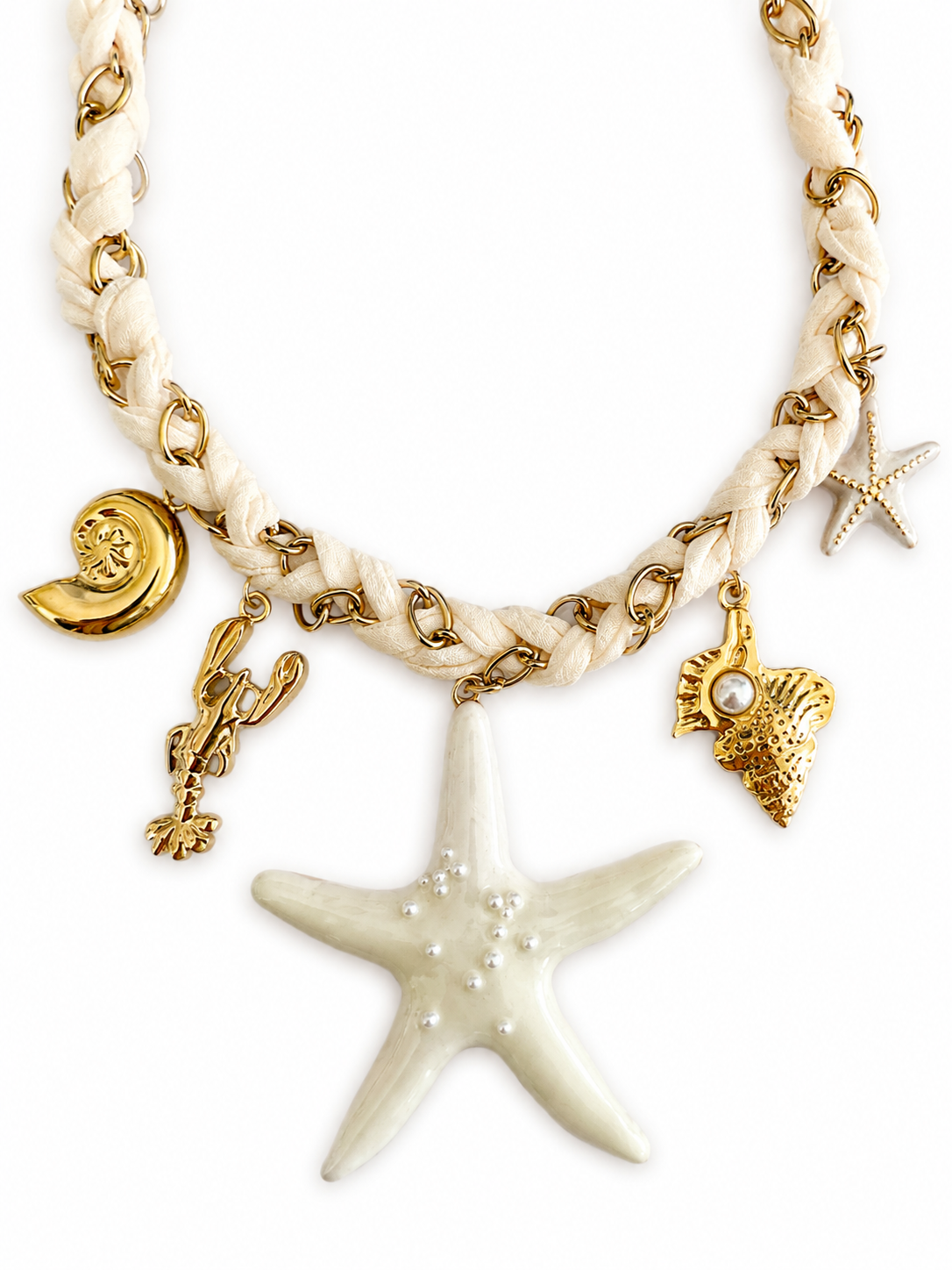 Ατσάλινο καλοκαιρινό κολιέ με braided ivory κορδέλα, χρυσή αλυσίδα και charms αστερία και κοχυλιού κοντινή λήψη σε λευκό φόντο, so cute by dimi