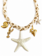 Ατσάλινο καλοκαιρινό κολιέ με braided ivory κορδέλα, χρυσή αλυσίδα και charms αστερία και κοχυλιού κοντινή λήψη σε λευκό φόντο, so cute by dimi