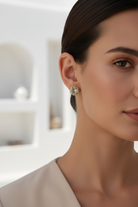 Γκρι ατσάλινα σκουλαρίκια studs φορεμένα σε μοντέλο Crush Glow So Cute by Dimi