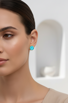 Τυρκουάζ ατσάλινα σκουλαρίκια studs φορεμένα σε μοντέλο Crush Glow So Cute by Dimi