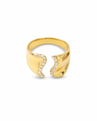 Curve Glow Ring σε χρυσό χρώμα, ατσάλινο ανοιχτό δαχτυλίδι με ζιργκόν σε λευκό φόντο