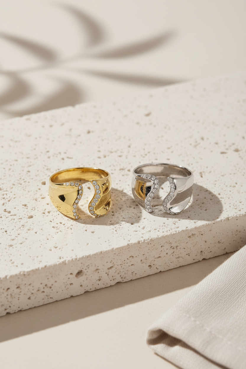 Curve Glow Ring σε χρυσό και ασημί χρώμα, ατσάλινο ανοιχτό δαχτυλίδι με ζιργκόν σε minimal flatlay