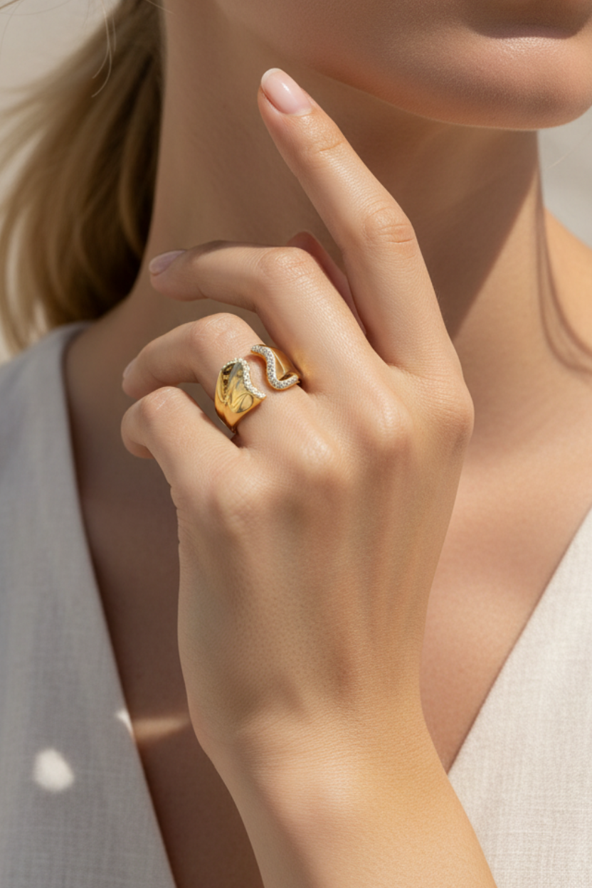 Φορεμένο Curve Glow Ring σε χρυσό χρώμα, ατσάλινο ανοιχτό δαχτυλίδι με ζιργκόν