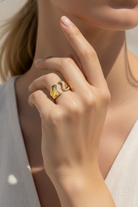 Φορεμένο Curve Glow Ring σε χρυσό χρώμα, ατσάλινο ανοιχτό δαχτυλίδι με ζιργκόν