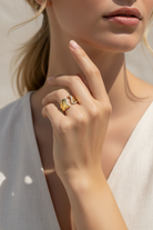 Curve Glow Ring σε χρυσό χρώμα φορεμένο σε καλοκαιρινό editorial look