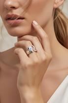 Φορεμένο Curve Glow Ring σε ασημί χρώμα, ατσάλινο ανοιχτό δαχτυλίδι με ζιργκόν