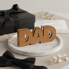 Επιτραπέζιο διακοσμητικό DAD από ξύλο και διάφανο plexiglass για μπαμπά από τη So Cute By Dimi.