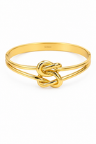 χρυσό βραχιόλι bangle με διπλή γραμμή και διπλό κόμπο από ανοξείδωτο ατσάλι σε λευκό φόντο