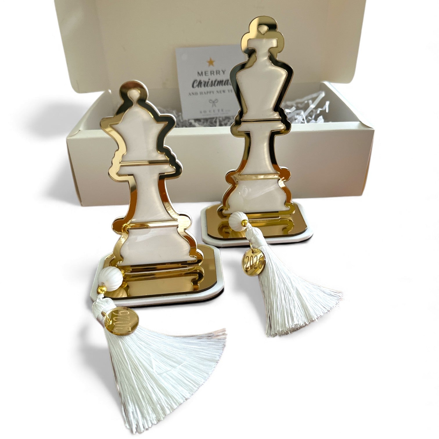 Luxury gift set με γούρια Βασιλιάς και Βασίλισσα σκακιού σε λευκό-χρυσό μέσα σε πολυτελές κουτί · So Cute by Dimi