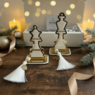 Luxury gift set με γούρια Βασιλιάς και Βασίλισσα σκακιού σε λευκό-χρυσό μέσα σε πολυτελές κουτί · So Cute by Dimi