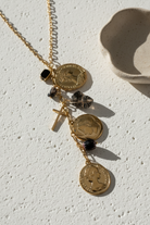 Élira Coin Y Necklace κοντινό στα coin charms και λεπτομέρειες αλυσίδας