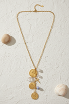 Élira Coin Y Necklace λευκό χρυσό μακρύ κολιέ σε λευκό φόντο full length