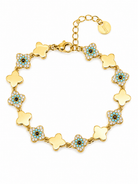 Ατσάλινο βραχιόλι με clover στοιχεία και zircon evil eye λεπτομέρειες σε χρυσό φινίρισμα σε λευκό φόντο by So Cute by Dimi