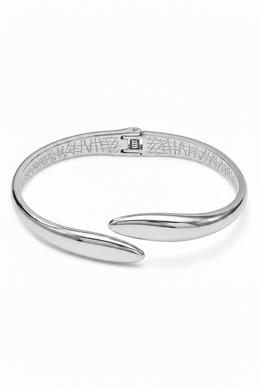 Flow Wrap Cuff Bracelet ατσάλινο ασημί βραχιόλι σε λευκό φόντο με open cuff σχέδιο