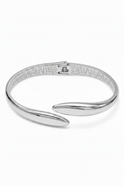 Flow Wrap Cuff Bracelet ατσάλινο ασημί βραχιόλι σε λευκό φόντο με open cuff σχέδιο