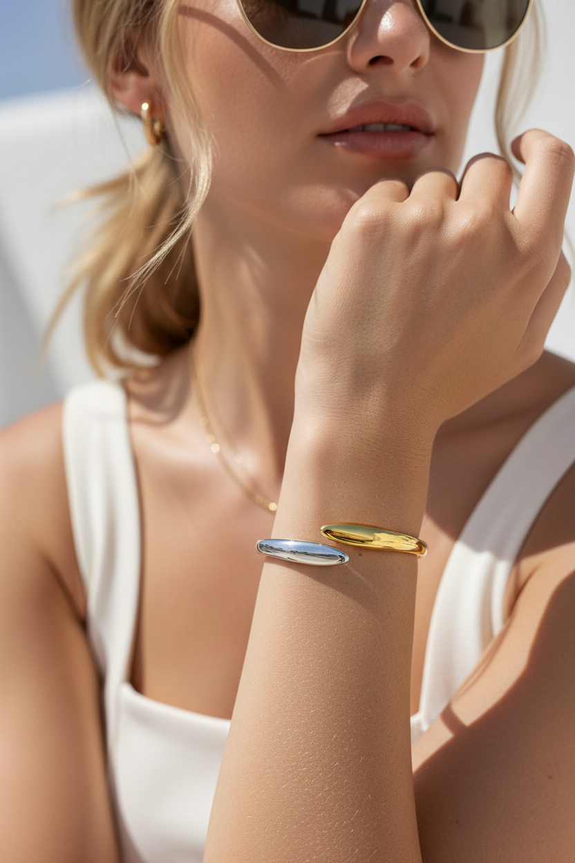 Flow Wrap Cuff Bracelet δίχρωμο ατσάλινο βραχιόλι φορεμένο στον καρπό σε χρυσό και ασημί τόνο
