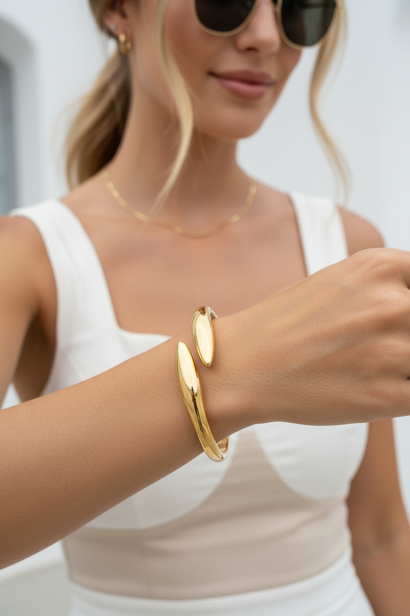 Flow Wrap Cuff Bracelet χρυσό ατσάλινο βραχιόλι φορεμένο στον καρπό με wrap cuff σχέδιο