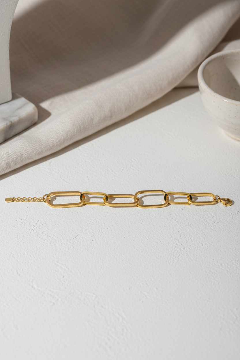 Χρυσό βραχιόλι Form Link Bracelet σε minimal κυκλαδιτικο σκηνικό So Cute by Dimi