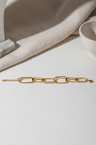 Χρυσό βραχιόλι Form Link Bracelet σε minimal κυκλαδιτικο σκηνικό So Cute by Dimi