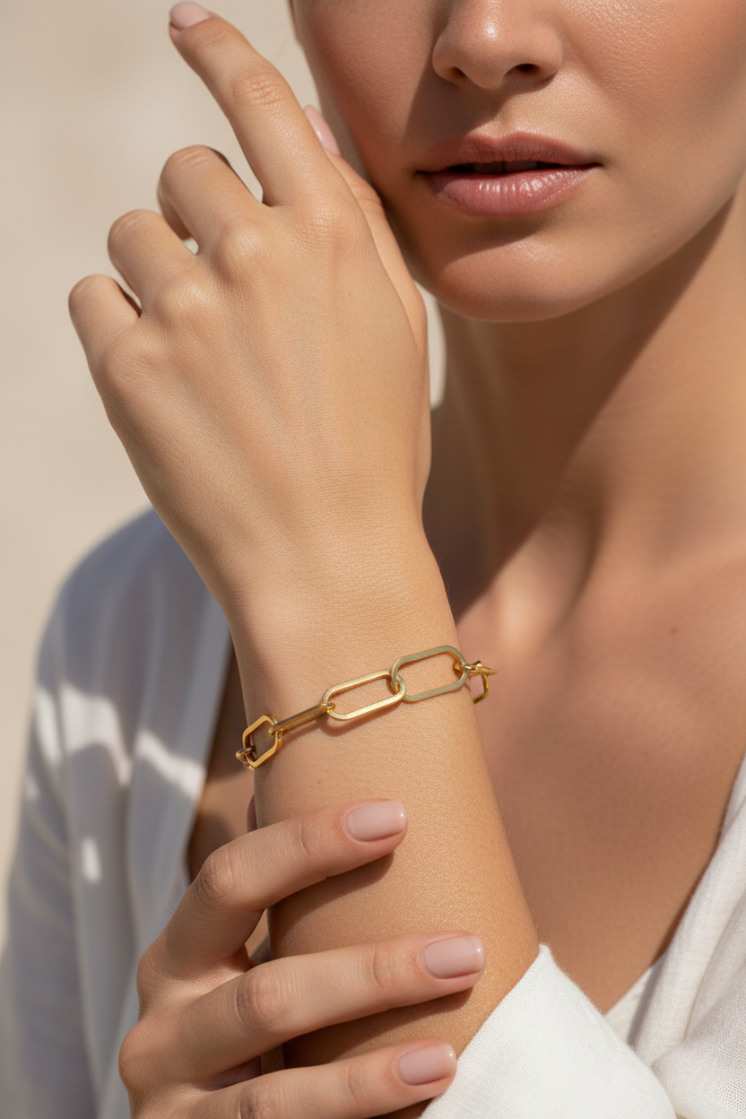 Χρυσό βραχιόλι Form Link Bracelet φορεμένο σε γυναικείο καρπό κοντινό πλάνο So Cute by Dimi