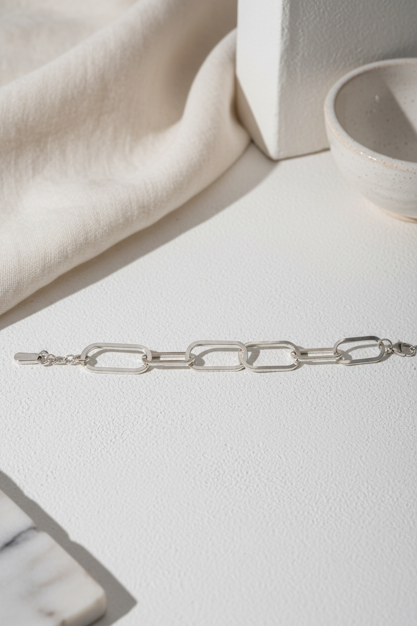 Ασημί βραχιόλι Form Link Bracelet σε λευκό minimal κυκλαδιτικο σκηνικό So Cute by Dimi