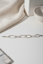 Ασημί βραχιόλι Form Link Bracelet σε λευκό minimal κυκλαδιτικο σκηνικό So Cute by Dimi